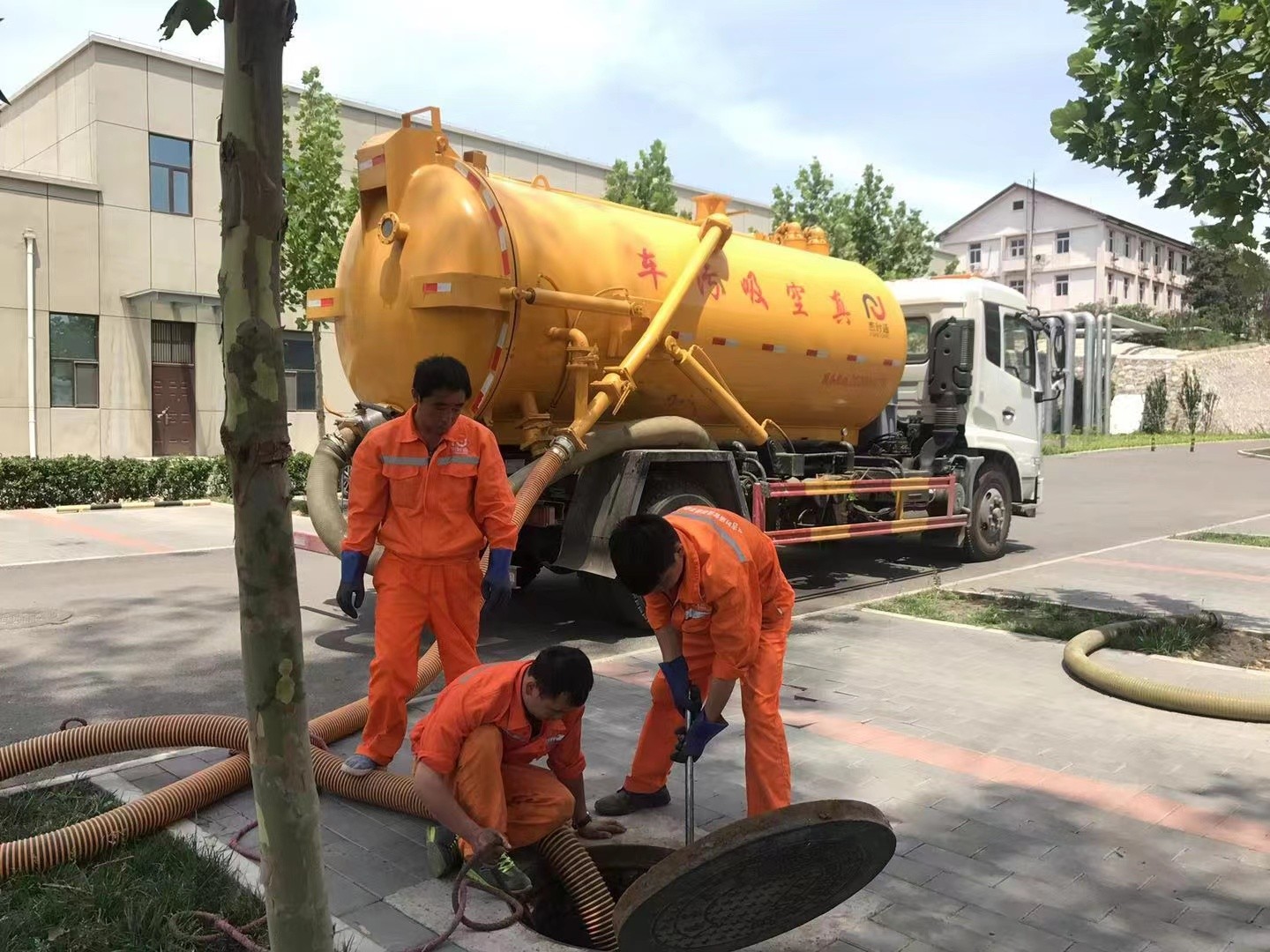 溧水管道疏通车停在窨井附近